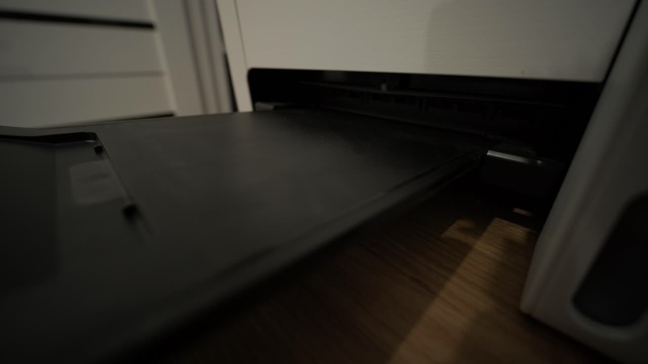 Primo piano di una stampante che stampa un documento a griglia colorata