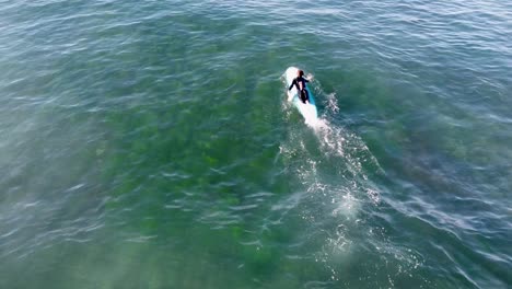 Longboarding-En-Una-Multitud-De-Personas