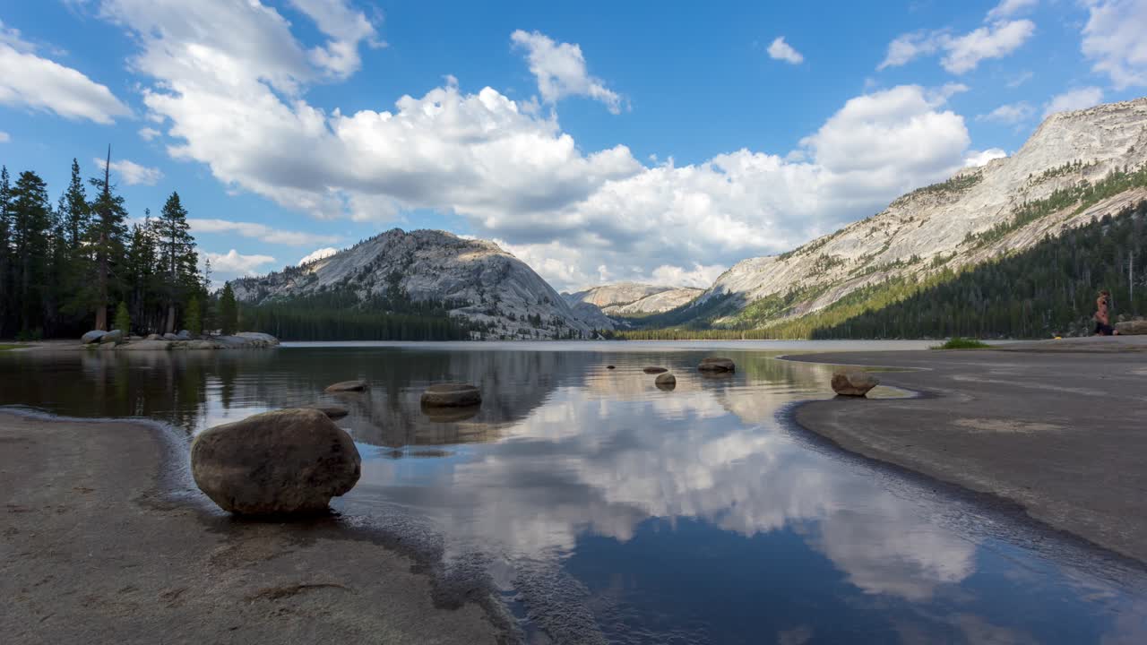 reflejo de nubes y montañas en el lago tenaya en el parque nacional de yosemite, california, estados unidos
