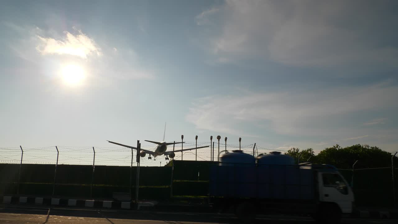 바리 섬 공항 지역 교통 거리 느린 동영상 파노라마 4k 인도네시아