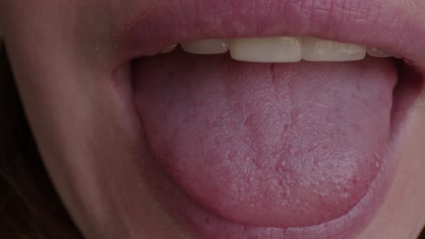 primer plano de la boca y la lengua de una mujer
