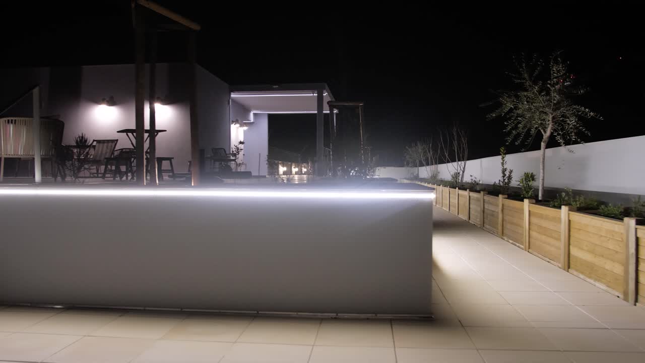 techo lujoso con sillas y ambiente adornado con iluminación vibrante