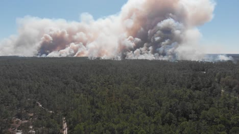 Bosque-Fuego-Humo-Nubes-Helicóptero-Parque-Servicio-Control-Quemar-Salvaje-Masivo-Aéreo-Drone-Seguimiento