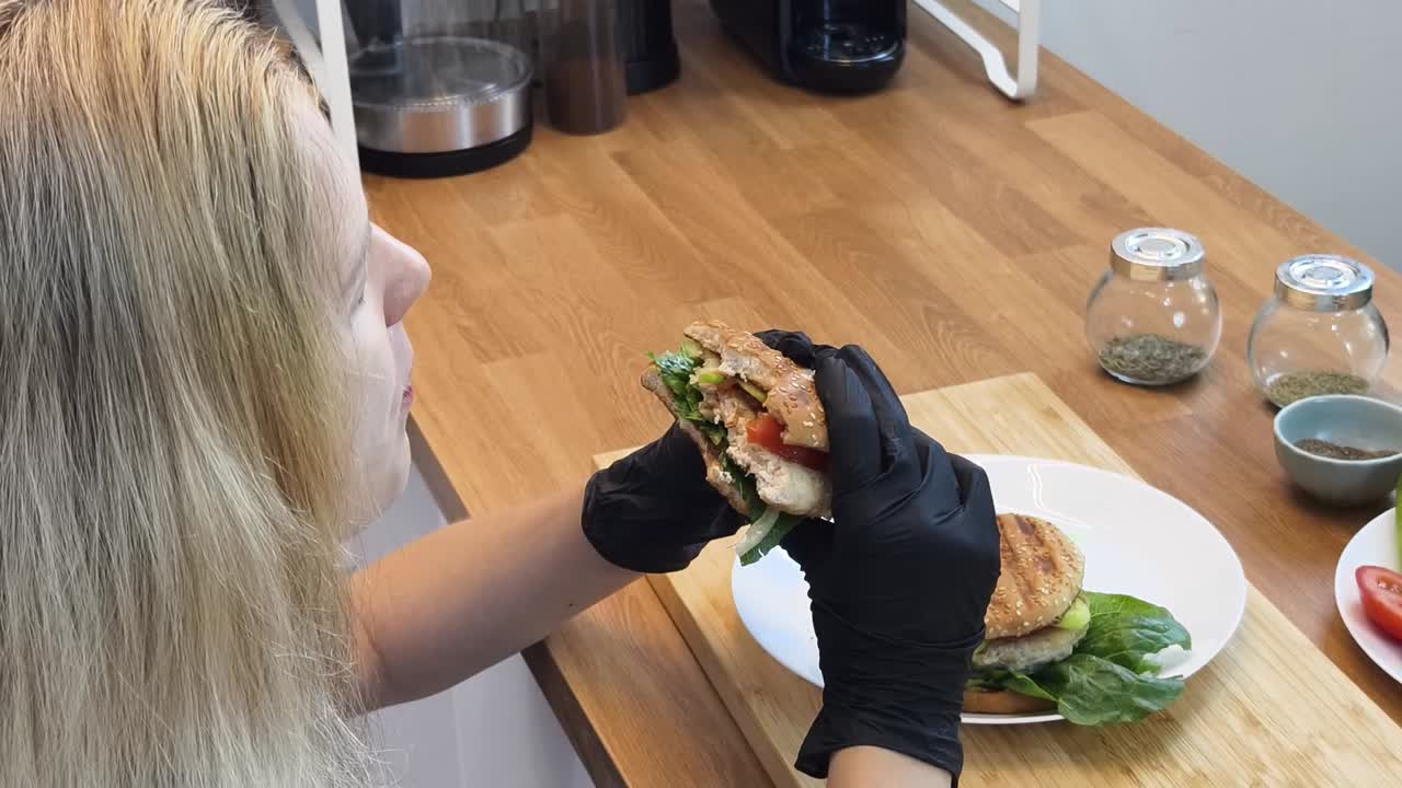 una mujer comiendo una deliciosa hamburguesa.