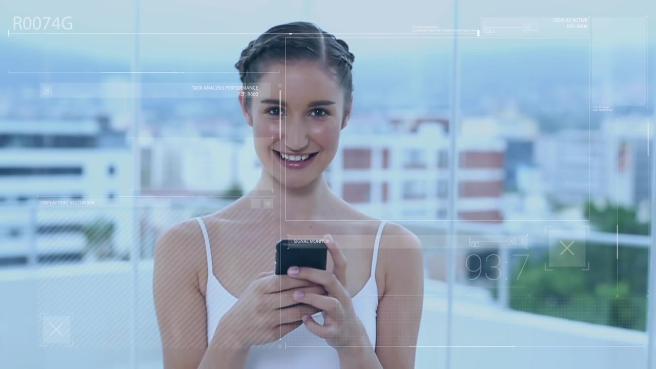 Animazione dell'elaborazione dati su donna caucasica che usa lo smartphone