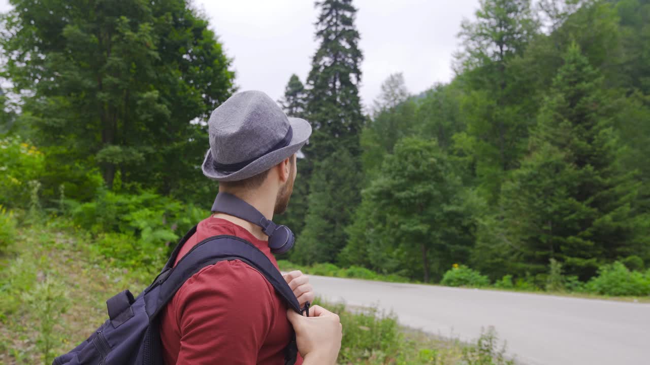 숲 속의 평화로운 사람.