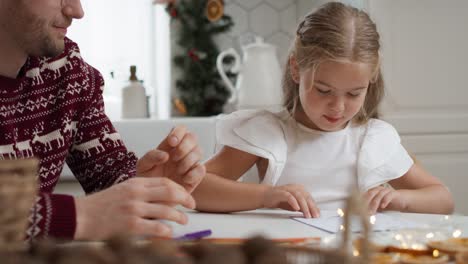 Kleines-Mädchen-Schickt-Brief-An-Den-Weihnachtsmann