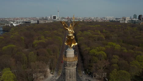 Antena:-Primer-Plano-Del-Carro-De-La-Columna-De-La-Victoria-De-Berlín-Estatua-Dorada-Victoria-En-La-Hermosa-Luz-Del-Sol-Y-El-Horizonte-De-La-Ciudad-De-Berlín,-Alemania-En-El-Fondo