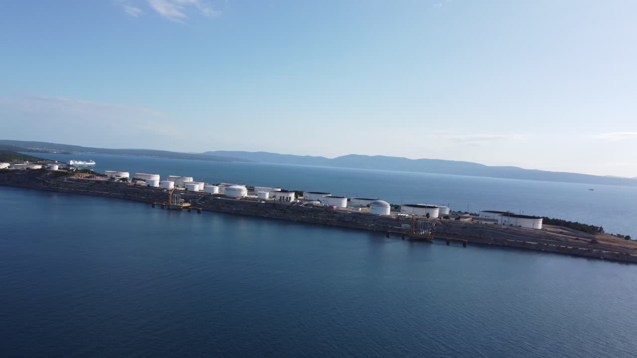 krk 옆으로 바람에 맞서 지중해의 산업 섬을 따라 비행하는 무인 항공기