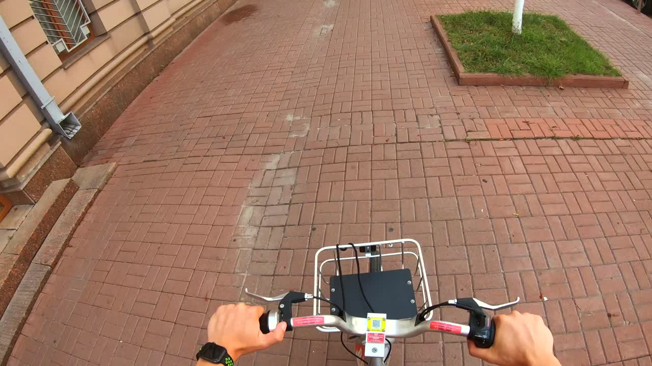 도시 거리에서 자전거를 타는 사람