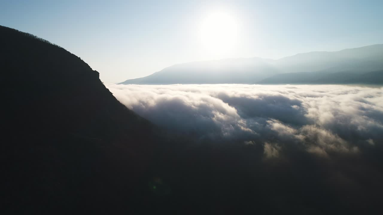 valle de montaña brumosa al amanecer o al atardecer