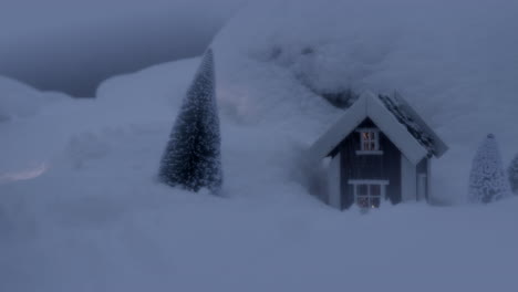 casa en miniatura de santa claus, casita cubierta de nieve con abeto