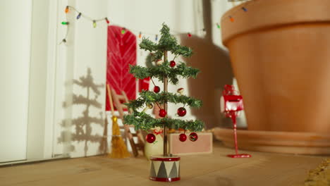 Árbol-De-Navidad-Y-Buzón-De-Nisse-Escandinavo,-Pintoresca-Sombra-Navideña