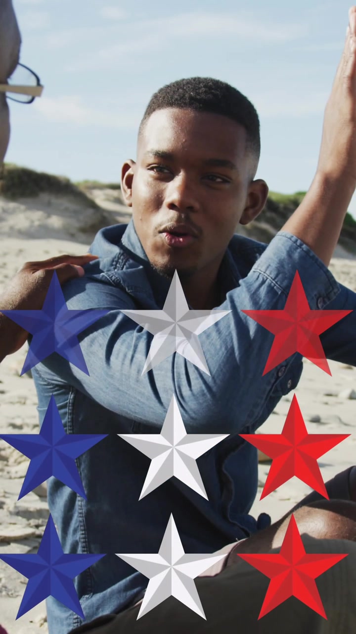 Animazione di stelle con i colori della bandiera USA su uomini afroamericani che parlano in spiaggia