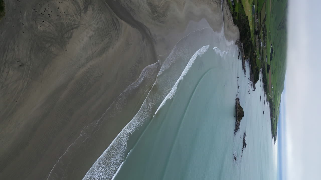 воздушный облет территории пляжа острова обезьян в пасмурный день