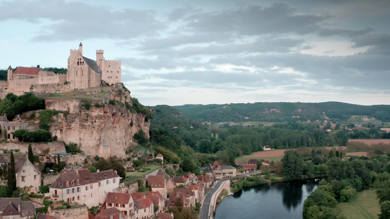 el castillo de beynac, panorama cinematográfico desde la dordogne, francia