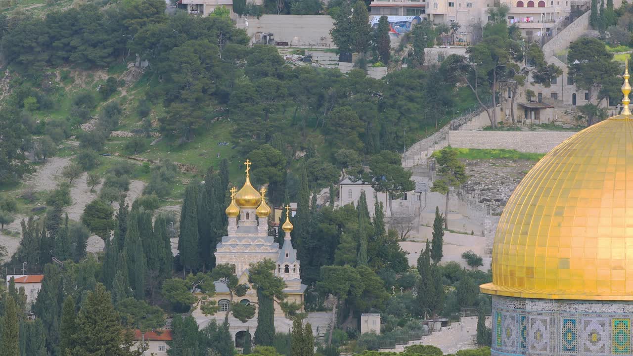ゲツセマネの近くのオリーブ山のマリア・マグダレナの正統教会からズームアウト