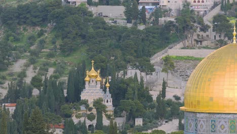zoom out de la iglesia ortodoxa de maría magdalena en el monte de los olivos cerca de getsemani