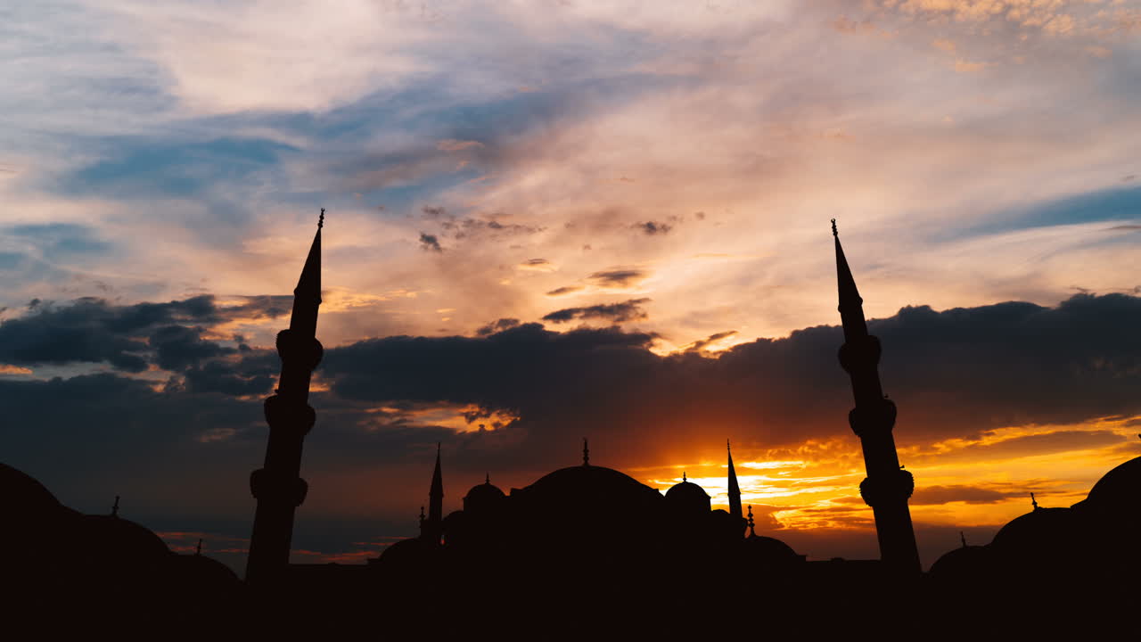 Silhouette della moschea al tramonto