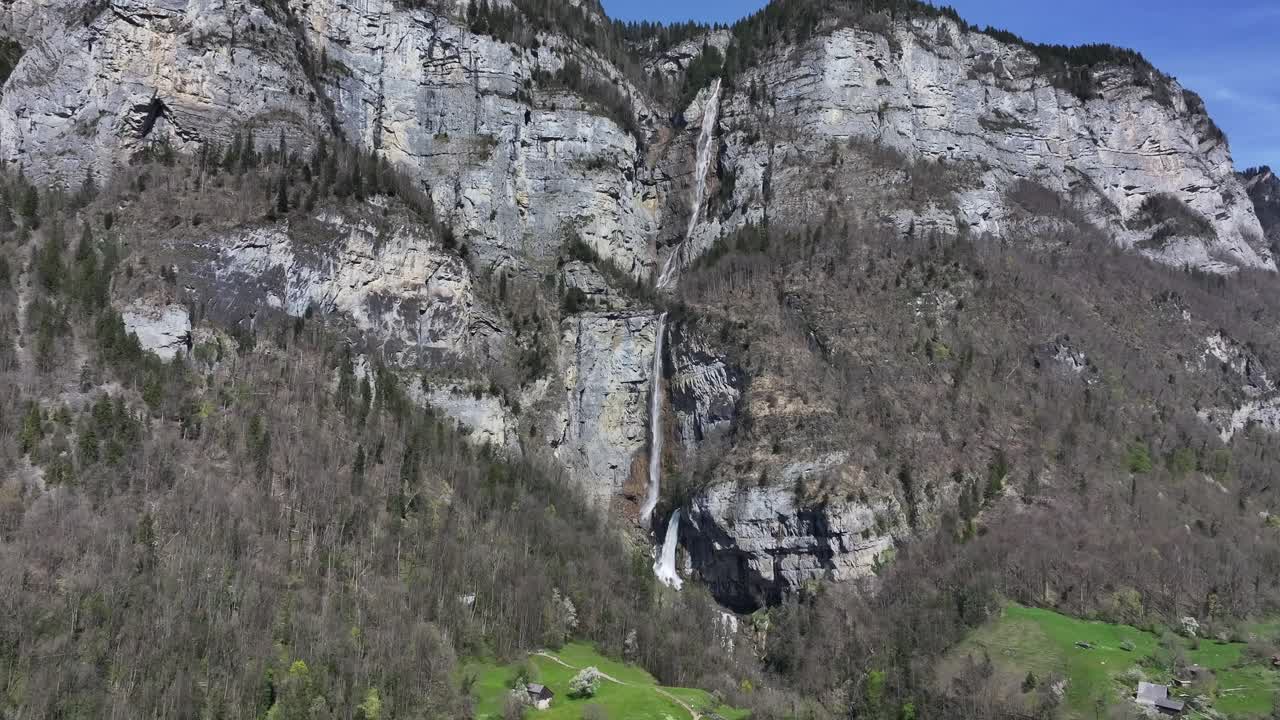 la belleza de las cataratas de seerenbach, un hipnotizante trío de cascadas ubicadas cerca de betlis en la región de amden, cerca del tranquilo lago walensee, suiza.