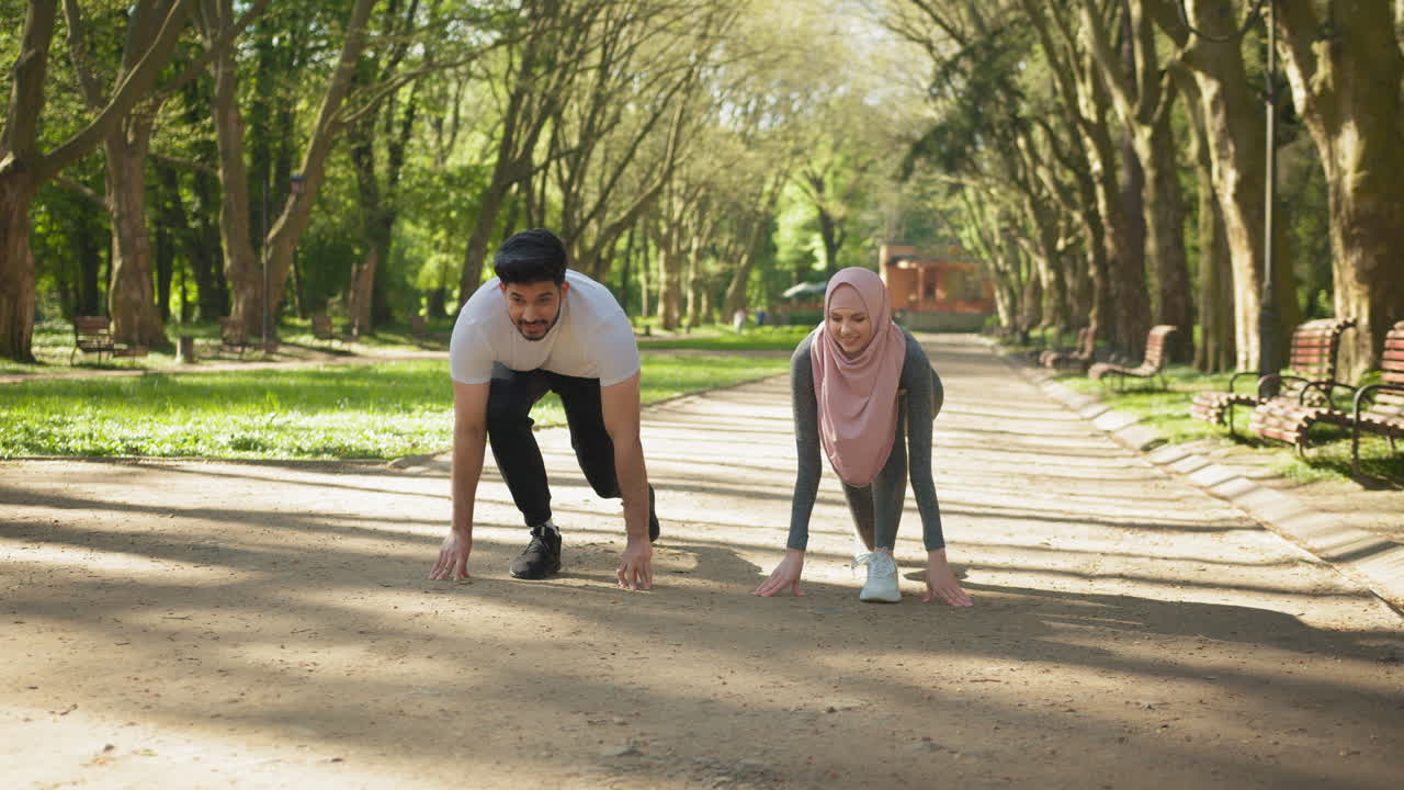 pareja haciendo ejercicio en un parque
