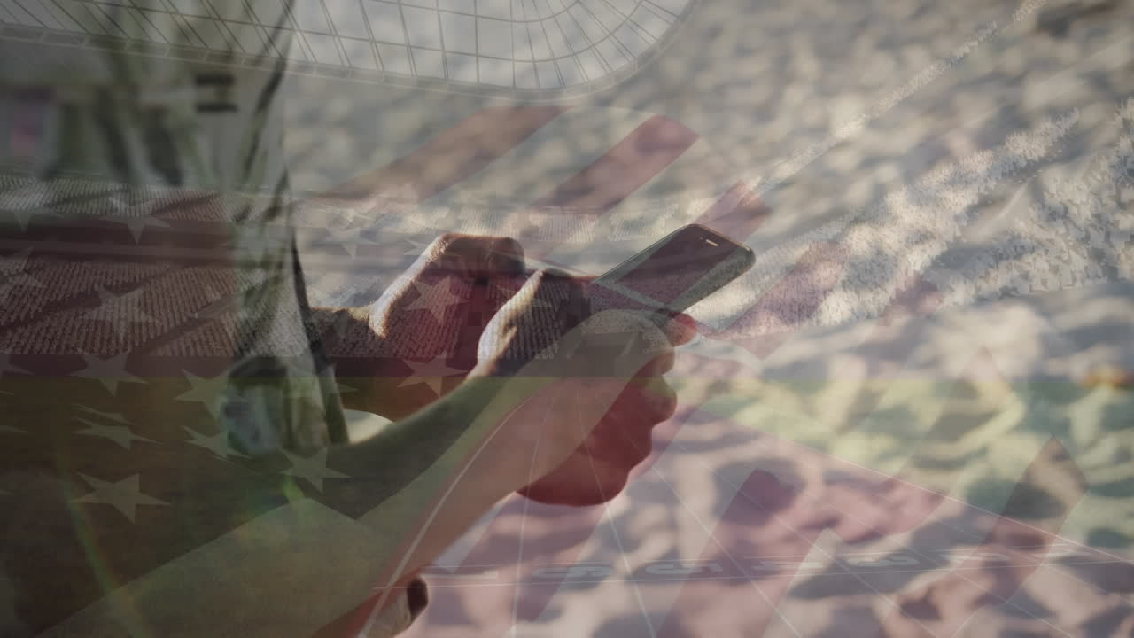 animación de la bandera de los estados unidos de américa sobre un hombre caucásico que usa un teléfono inteligente en la playa