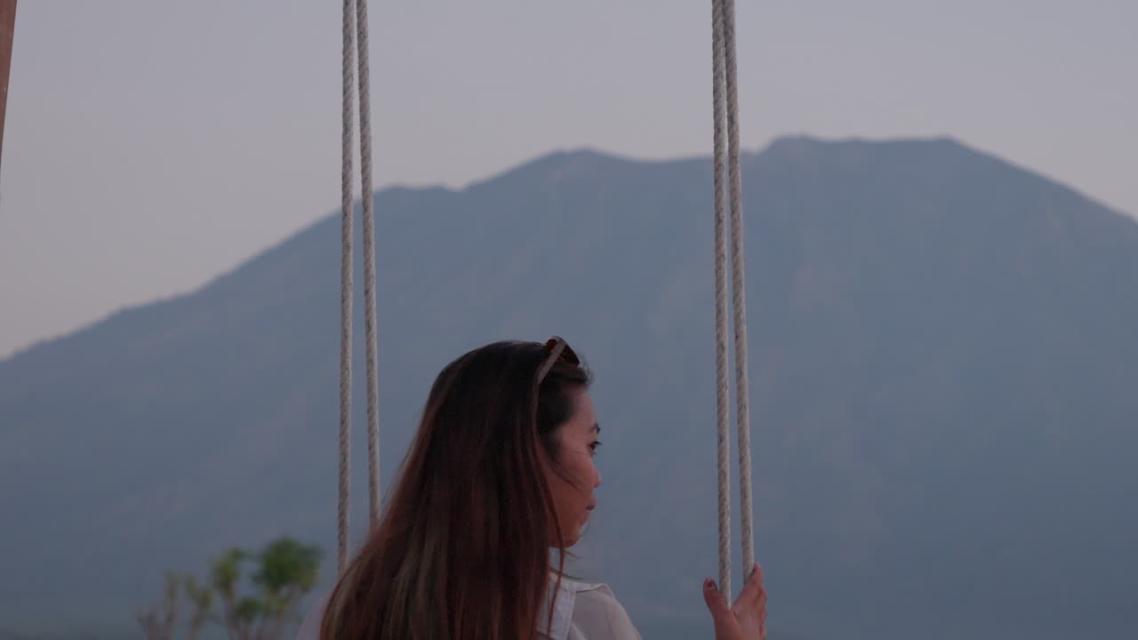 젊은 아시아 여성 휴식, 로프 스 장비, 자연 배경