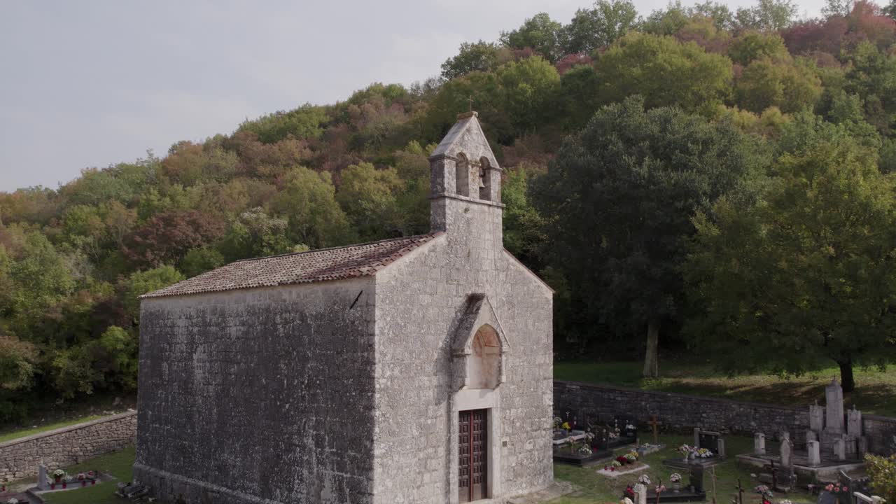 Antica chiesa e cimitero immersi tra alberi autunnali, Kanfanar, Croazia