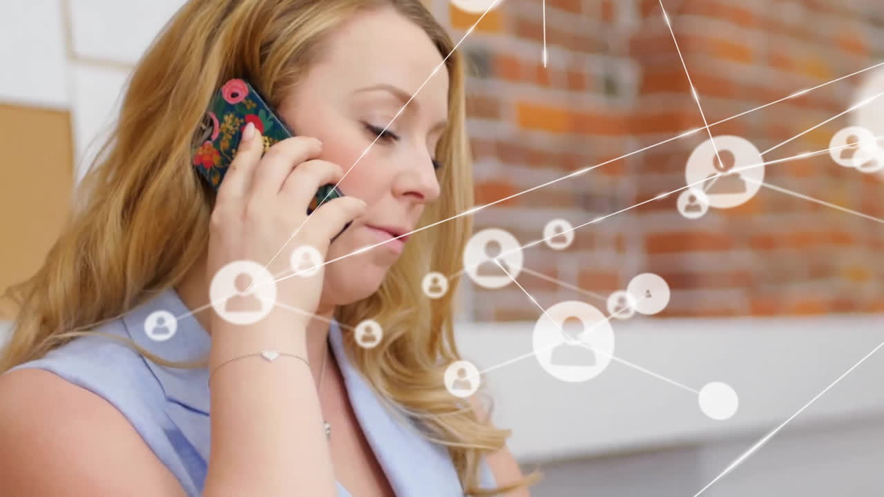 анимация сети соединений через кавказскую женщину, разговаривающую по смартфону