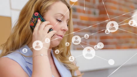 animación de la red de conexiones sobre una mujer caucásica hablando en un teléfono inteligente