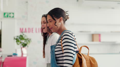 Glücklich,-Frauen-In-Einer-Bäckerei,-Um-Nachtisch-Zu-Kaufen