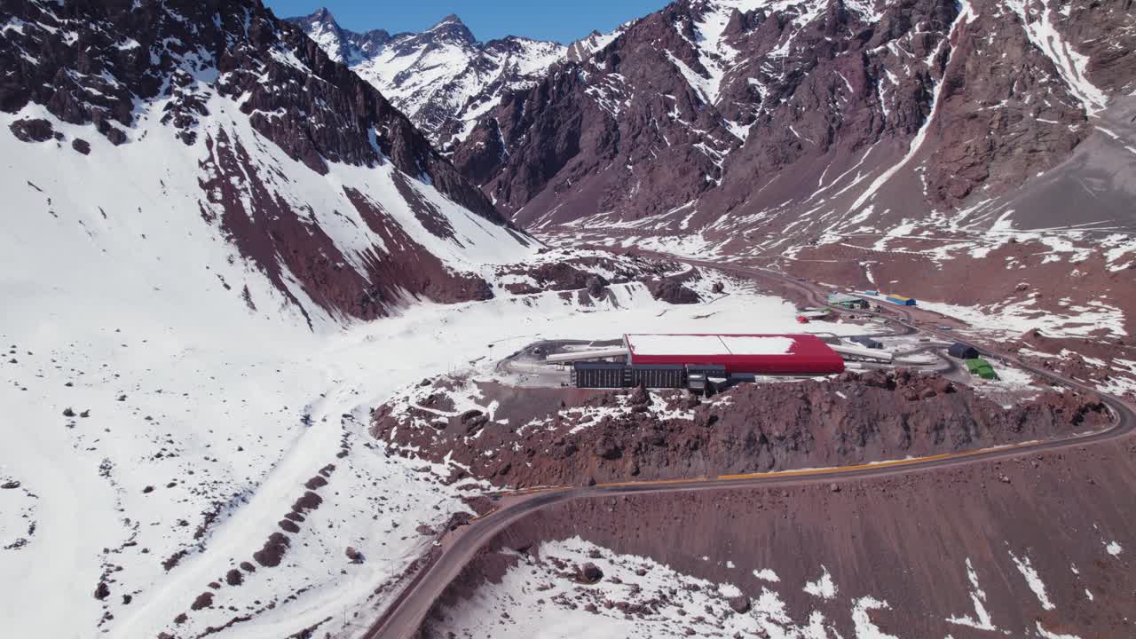 volando hacia la aduana los libertadores en las montañas andinas en la frontera entre argentina y chile