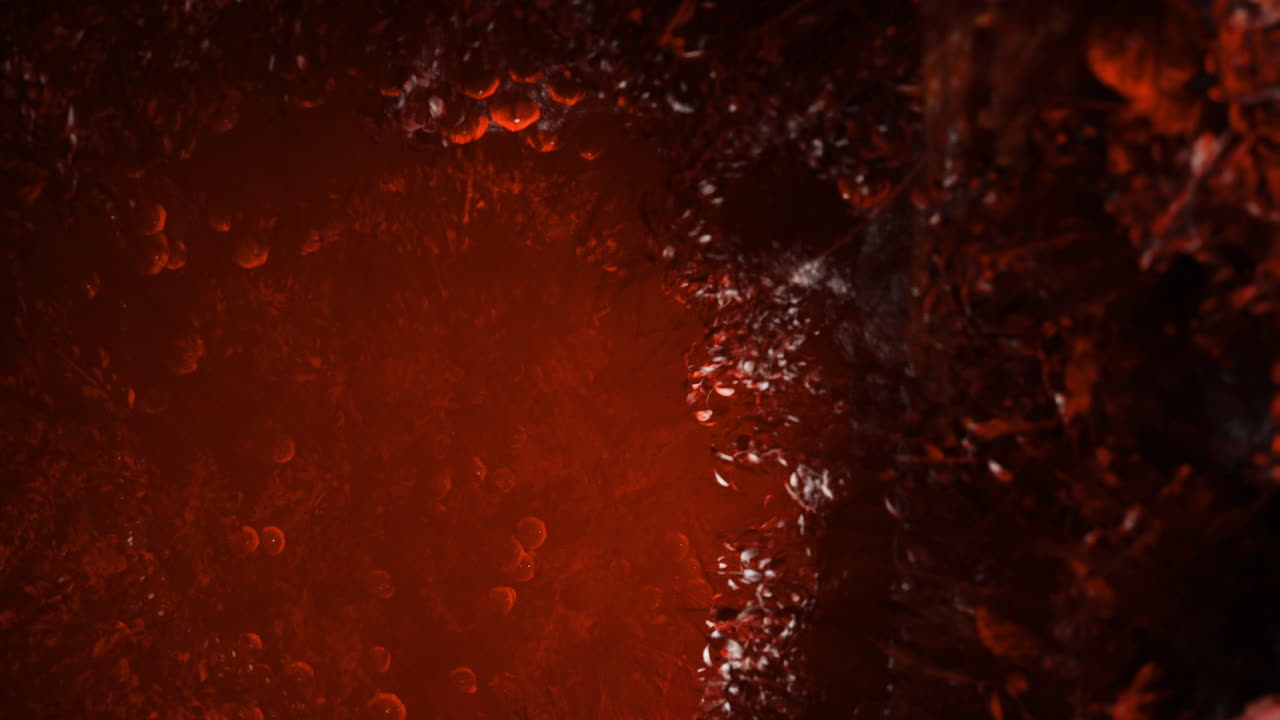 Vivace texture astratta che riflette profonde tonalità cremisi in forma liquida