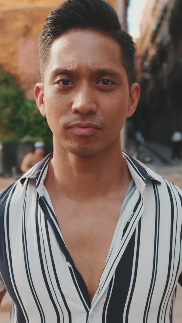 retrato de un hombre con camisa a rayas