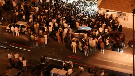 multitud fuera del club 00