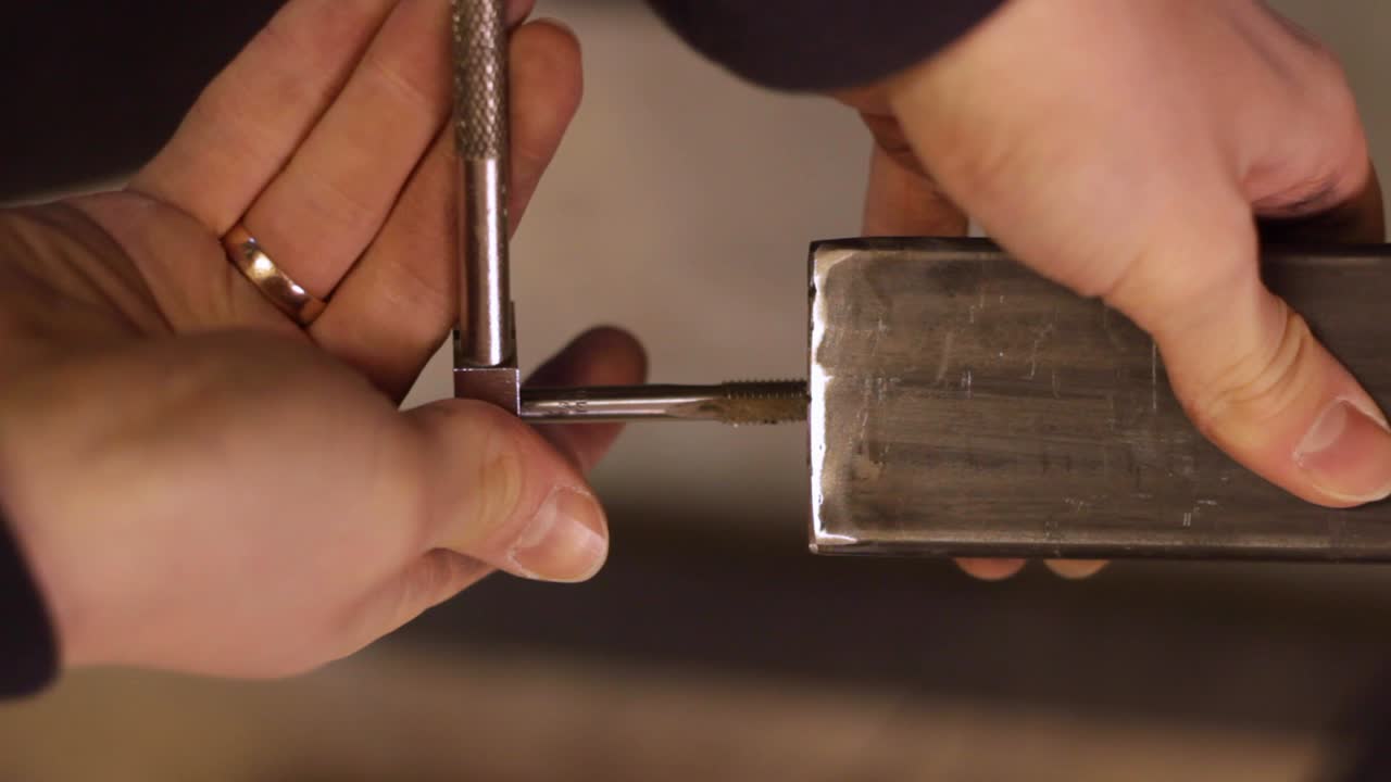 나사용 베드를 만들기 위해 금속 막대의 끝을 자르기 위해 선반 스레드 커터를 준비하는 정적인 클로즈업