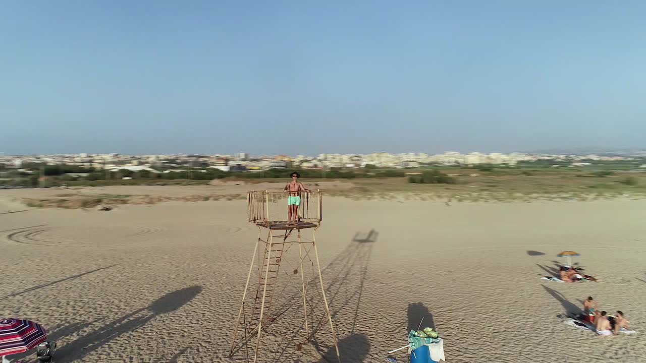 모래 해변과 사람들, 레바논에 의해 근무중인 인명 구조 원 주위에 공중 회전 샷