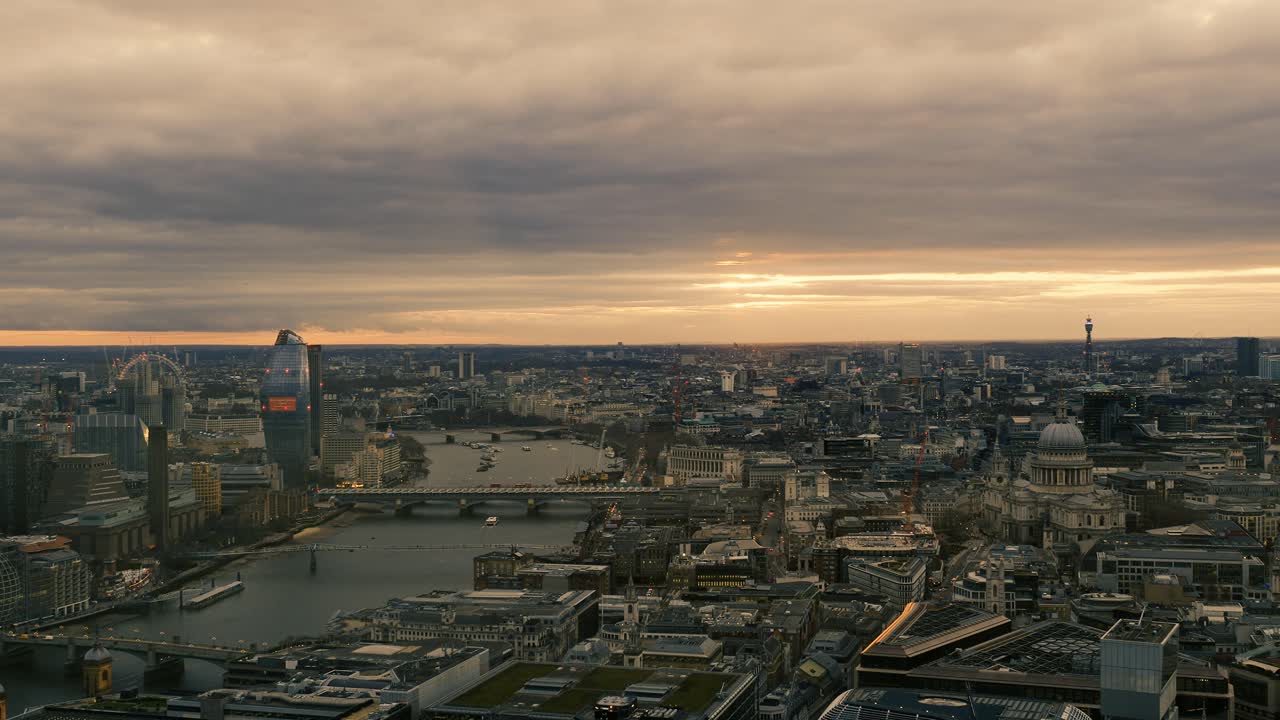 Vista aerea dello skyline di Londra al tramonto