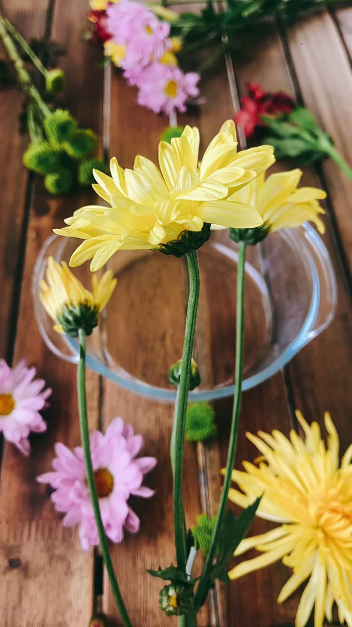 arreglo de flores coloridas en una mesa de madera