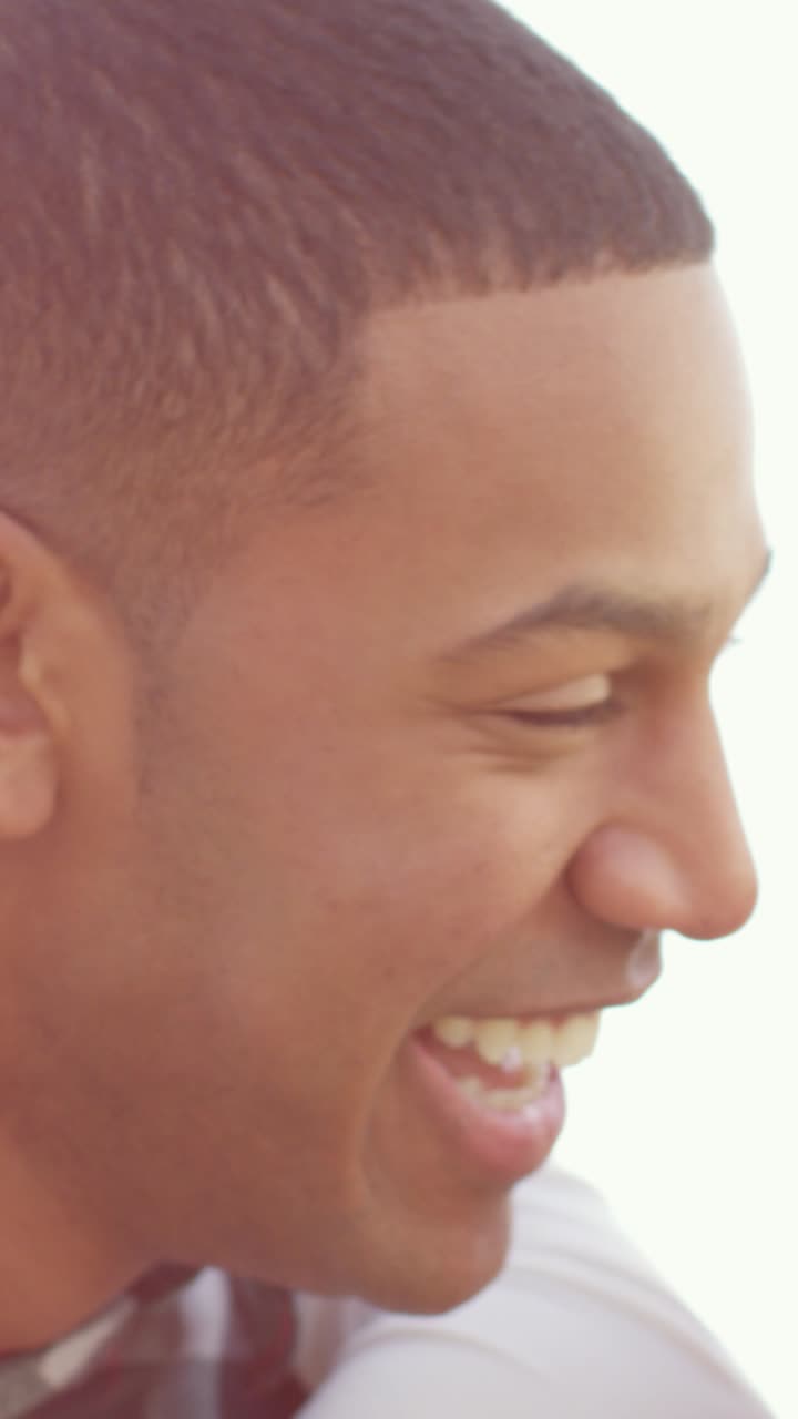 grupo de amigos divirtiéndose a cuestas al aire libre