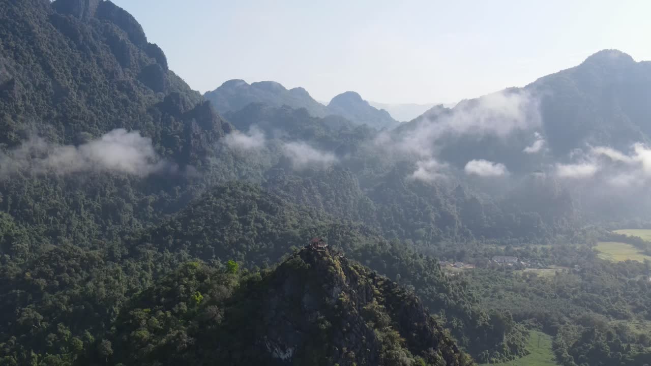 Volo aereo verso il Nam Xay Viewpoint a Vang Vieng, Laos, con nuvole leggere che fluttuano sopra