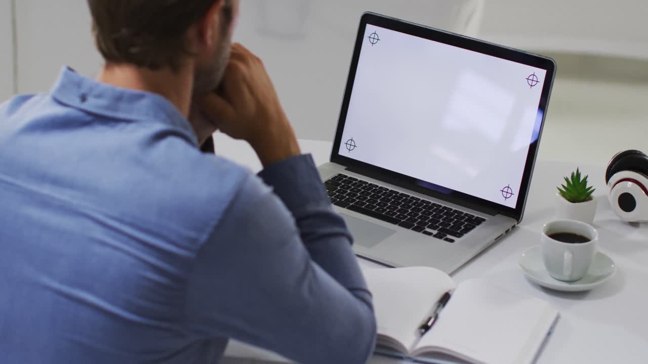 hombre de negocios caucásico teniendo una reunión de videollamada usando una computadora portátil