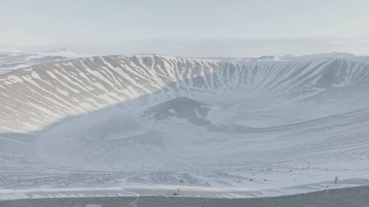 아이슬란드의 미바트네 지방에 있는 베르피알 화산과 크레이터의 역동 촬영
