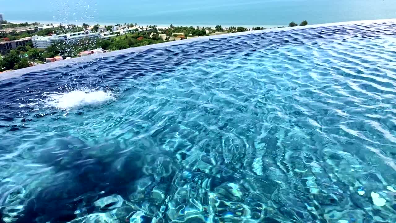 아름다운 여름의 빛에 수영장에서 물의 물결이 흔들리는 영상 클립.