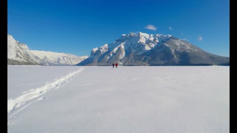 Skifahrer-Paar-Geht-Auf-Verschneiter-Landschaft-4k