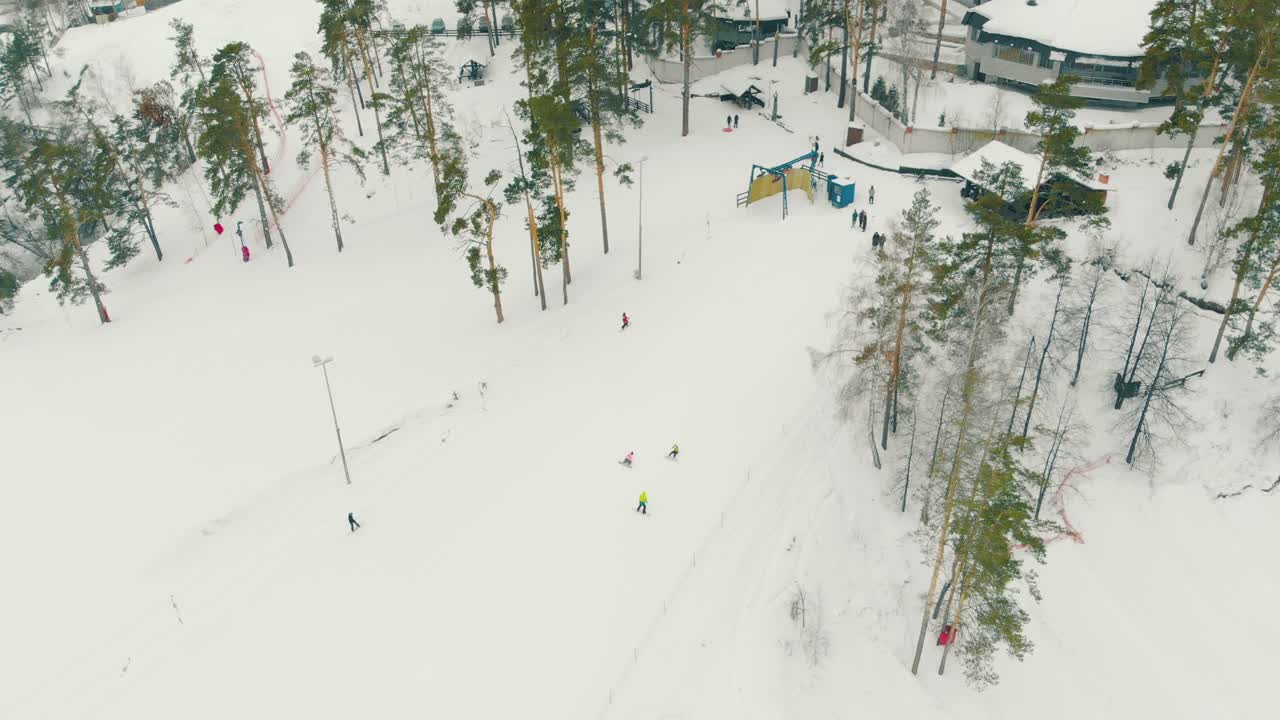 편안 한 트랙 에 있는 사람 들 과 함께 스키 리조트