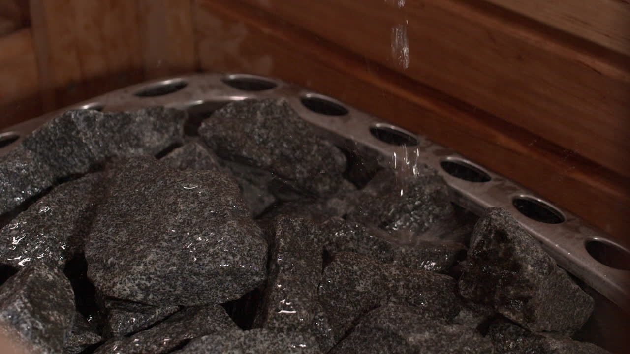 빈 사우나 에서 뜨거운 검은 돌 들 을 볼 수 있다