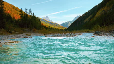 Río-De-Montaña-En-Los-Alpes-Austriacos