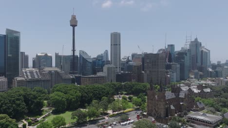 Vista-Aérea-Por-Drones-De-Hyde-Park,-Australia,-Con-Monumentos-Emblemáticos:-El-Sydney-Tower-Eye,-St.