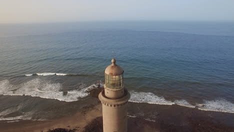 Volando-Sobre-El-Faro-Y-El-Océano-De-Maspalomas.